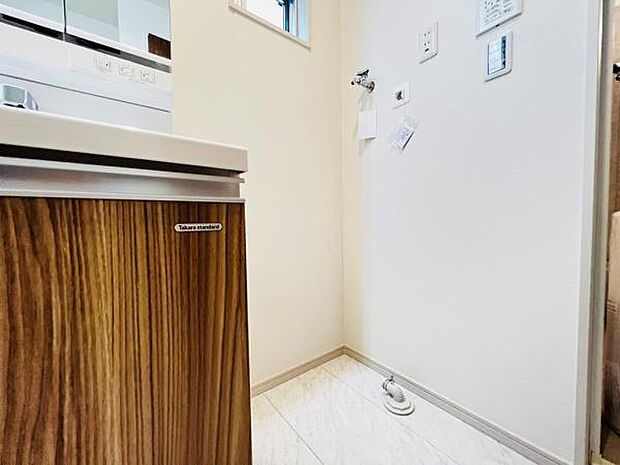 ランドリースペースです。身支度を整えながら洗濯機の操作を行えます。