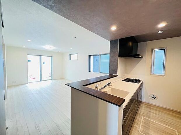 お食事中もキッチンと会話が楽しめるダイニングスペース。