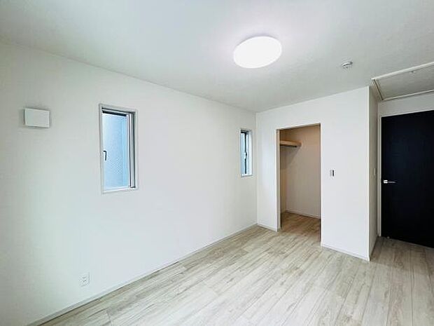 主寝室にはウォークインクローゼットもございます。