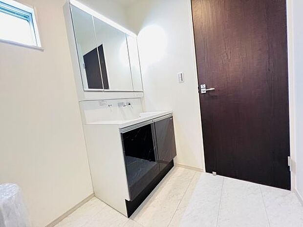 洗面化粧台です。朝の身支度から1日が始まります。