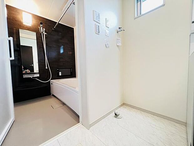 ランドリースペースです。身支度を整えながら洗濯機の操作を行えます。