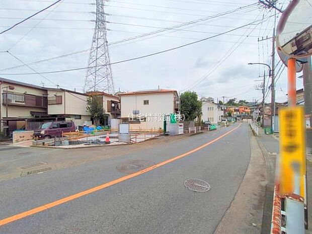 前面道路を含めた現地写真です。