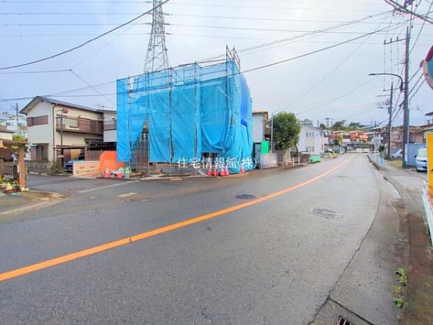 前面道路を含めた現地写真です。