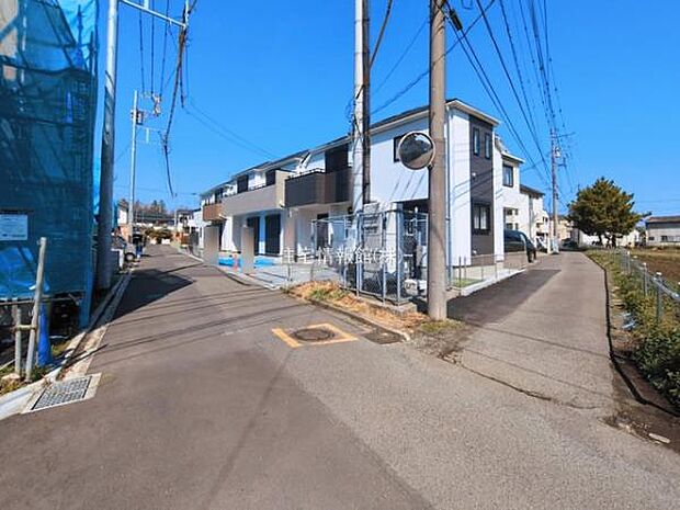 前面道路を含めた現地写真です。