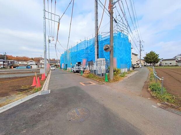 前面道路を含めた現地写真です。