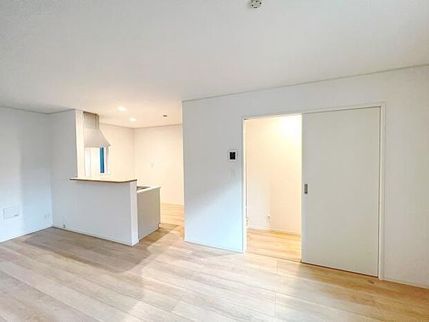 お食事中もキッチンと会話が楽しめるダイニングスペース。