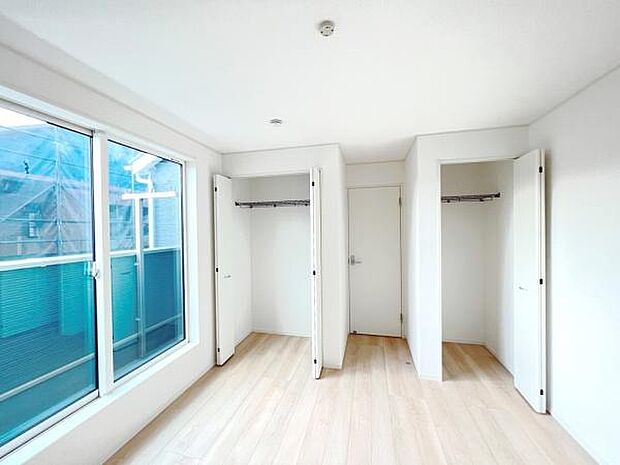 明るい広々とした主寝室でご家族ゆっくりお休みになれますね。