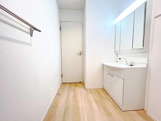 洗面化粧台です。朝の身支度から1日が始まります。