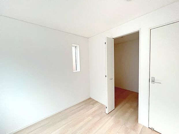 木の温もりが優しいフローリングの収納スペース付き洋室です。