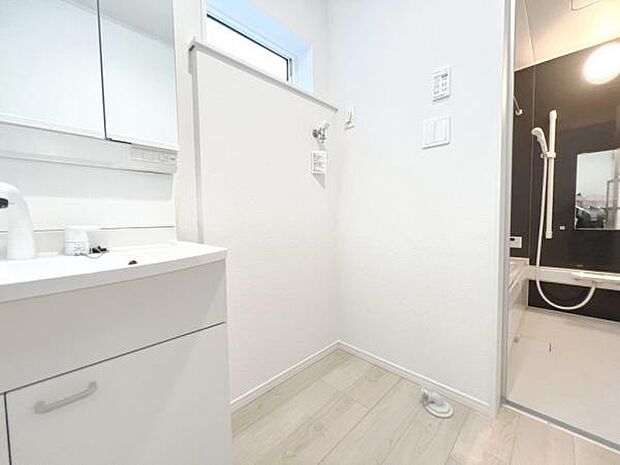 ランドリースペースです。身支度を整えながら洗濯機の操作を行えます。