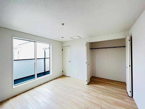 明るい広々とした主寝室でご家族ゆっくりお休みになれますね。