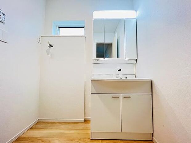 洗面化粧台です。朝の身支度から1日が始まります。