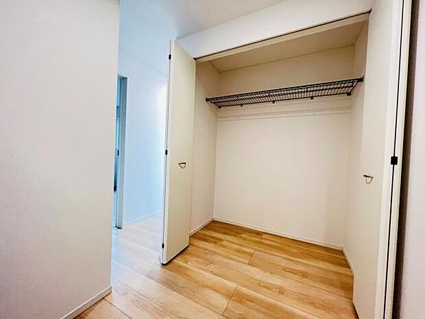 いつでもお部屋をスッキリお使い頂ける収納スペースを設置。