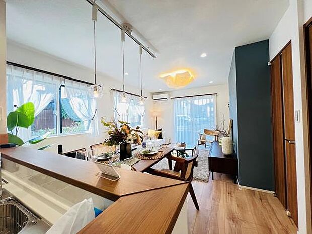 お食事中もキッチンと会話が楽しめるダイニングスペース。