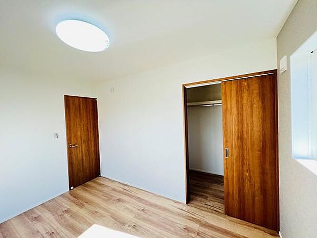 主寝室にはウォークインクローゼットもございます。