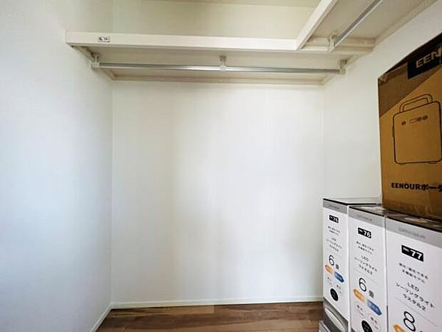 ウォークインクローゼットがあり収納スペースも豊富。季節物もスッキリ片付きそうです。