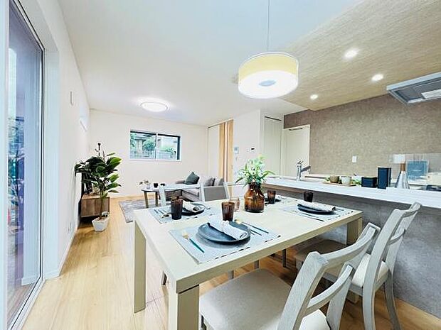 リビングダイニングになります。ご家族そろっての素敵な空間になりそうですね。