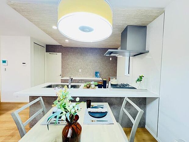 ご家族の温かい時間を演出するダイニングスペースです。