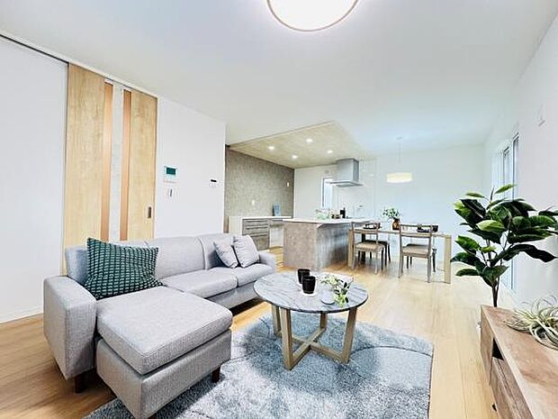 家族団らんの場所としてゆったりと居心地の良いリビングです。