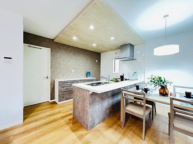 お食事中もキッチンと会話が楽しめるダイニングスペース。