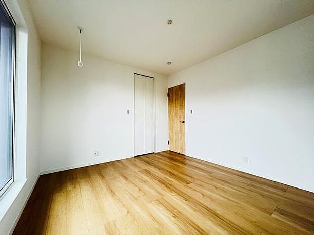 主寝室にはウォークインクローゼットもございます。