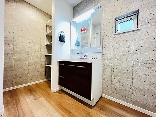 洗面化粧台です。朝の身支度から1日が始まります。