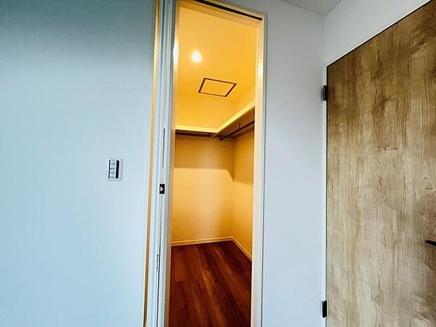 ウォークインクローゼットがあり収納スペースも豊富。季節物もスッキリ片付きそうです。