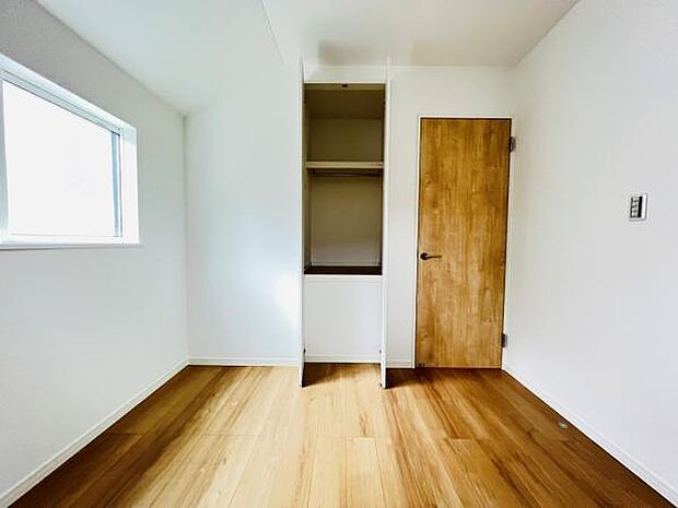 木の温もりが優しいフローリングの収納スペース付き洋室です。