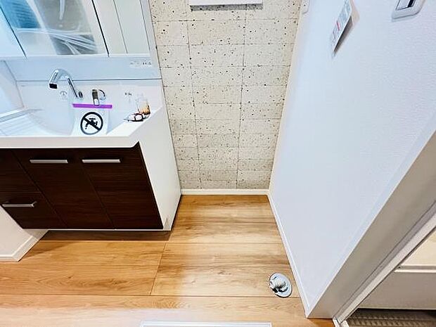 ランドリースペースです。身支度を整えながら洗濯機の操作を行えます。