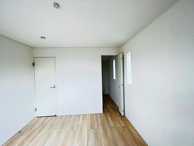 主寝室にはウォークインクローゼットもございます。