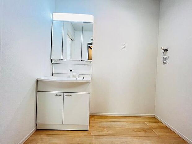 洗面化粧台です。朝の身支度から1日が始まります。