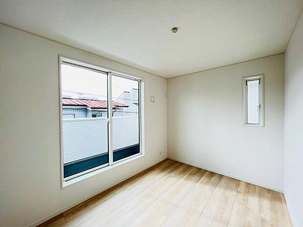 2面採光を確保した室内は、明るく風通しも良く、大変居心地の良い空間となっております。