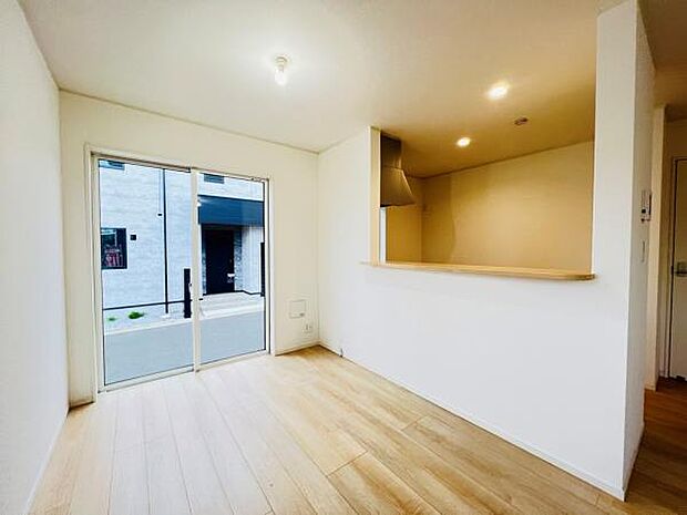 お食事中もキッチンと会話が楽しめるダイニングスペース。