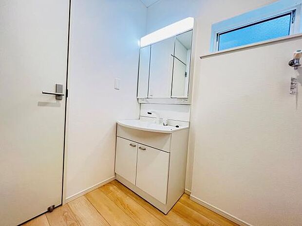 洗面化粧台です。朝の身支度から1日が始まります。