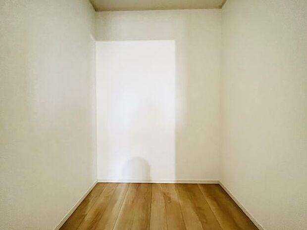 ウォークインクローゼットがあり収納スペースも豊富。季節物もスッキリ片付きそうです。