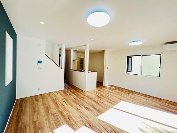 お食事中もキッチンと会話が楽しめるダイニングスペース。