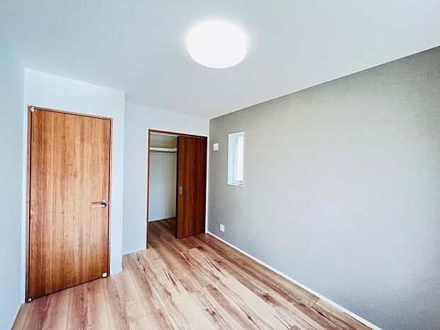 主寝室にはウォークインクローゼットもございます。