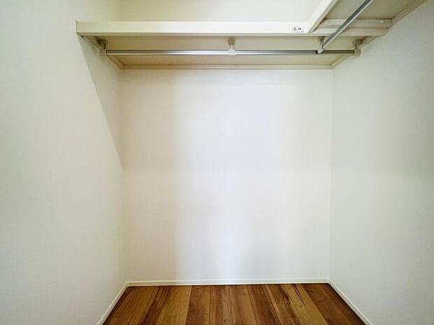 ウォークインクローゼットがあり収納スペースも豊富。季節物もスッキリ片付きそうです。