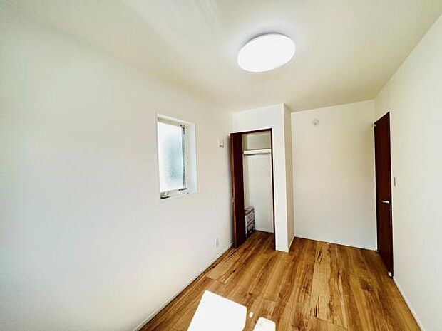 木の温もりが優しいフローリングの収納スペース付き洋室です。