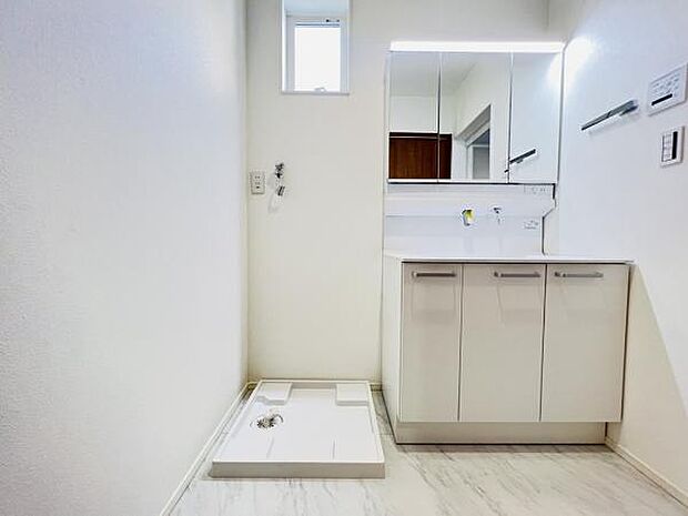 ランドリースペースです。身支度を整えながら洗濯機の操作を行えます。