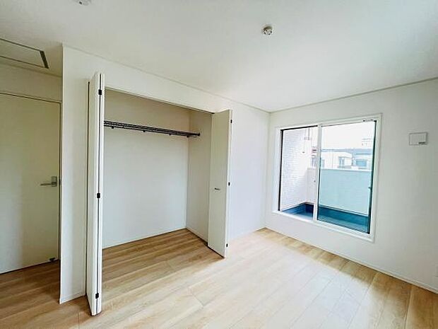 明るい広々とした主寝室でご家族ゆっくりお休みになれますね。