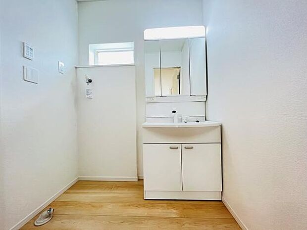 洗面化粧台です。朝の身支度から1日が始まります。