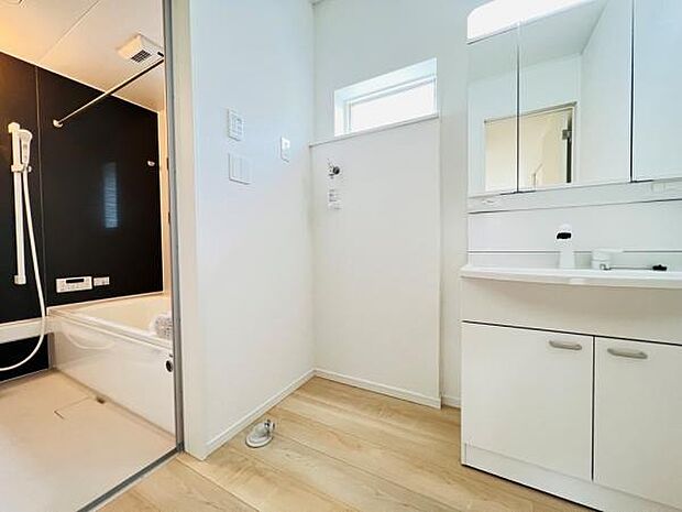 ランドリースペースです。身支度を整えながら洗濯機の操作を行えます。