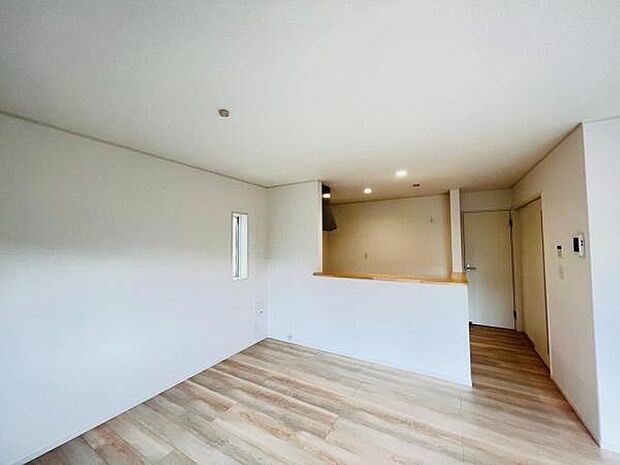 お食事中もキッチンと会話が楽しめるダイニングスペース。