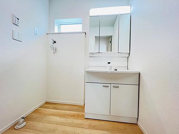 洗面化粧台です。朝の身支度から1日が始まります。