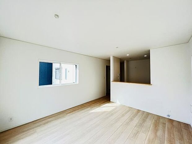 お食事中もキッチンと会話が楽しめるダイニングスペース。