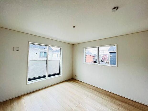 明るい広々とした主寝室でご家族ゆっくりお休みになれますね。