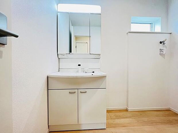 洗面化粧台です。朝の身支度から1日が始まります。