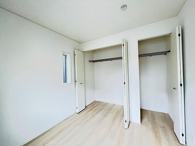 いつでもお部屋をスッキリお使い頂ける収納スペースを設置。