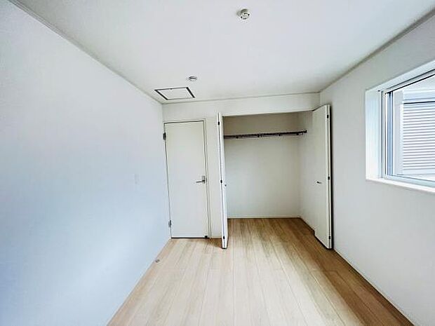 木の温もりが優しいフローリングの収納スペース付き洋室です。